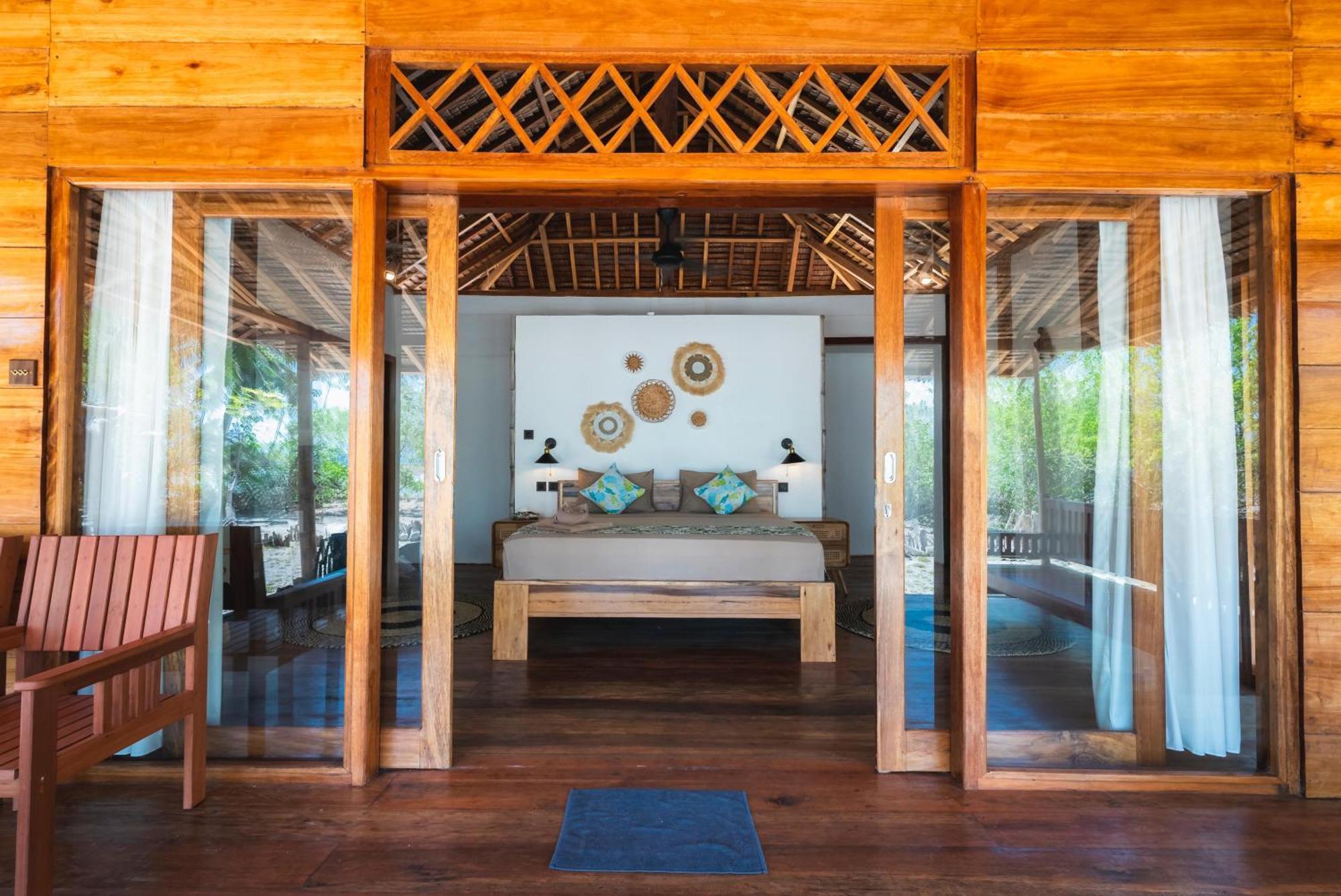 Reconnect - Private Island & Dive Center Togean - Buka Buka Island सहारा