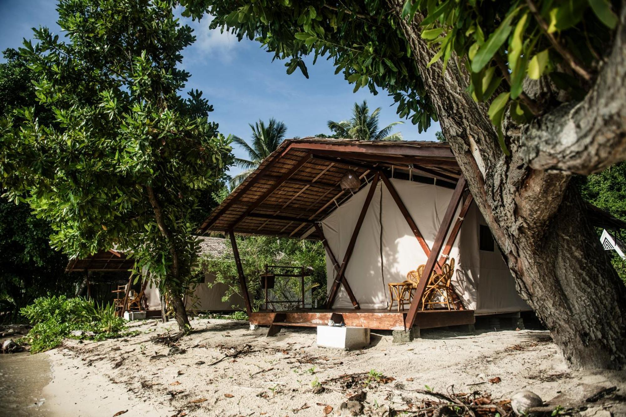 Reconnect - Private Island & Dive Center Togean - Buka Buka Island सहारा Ampana